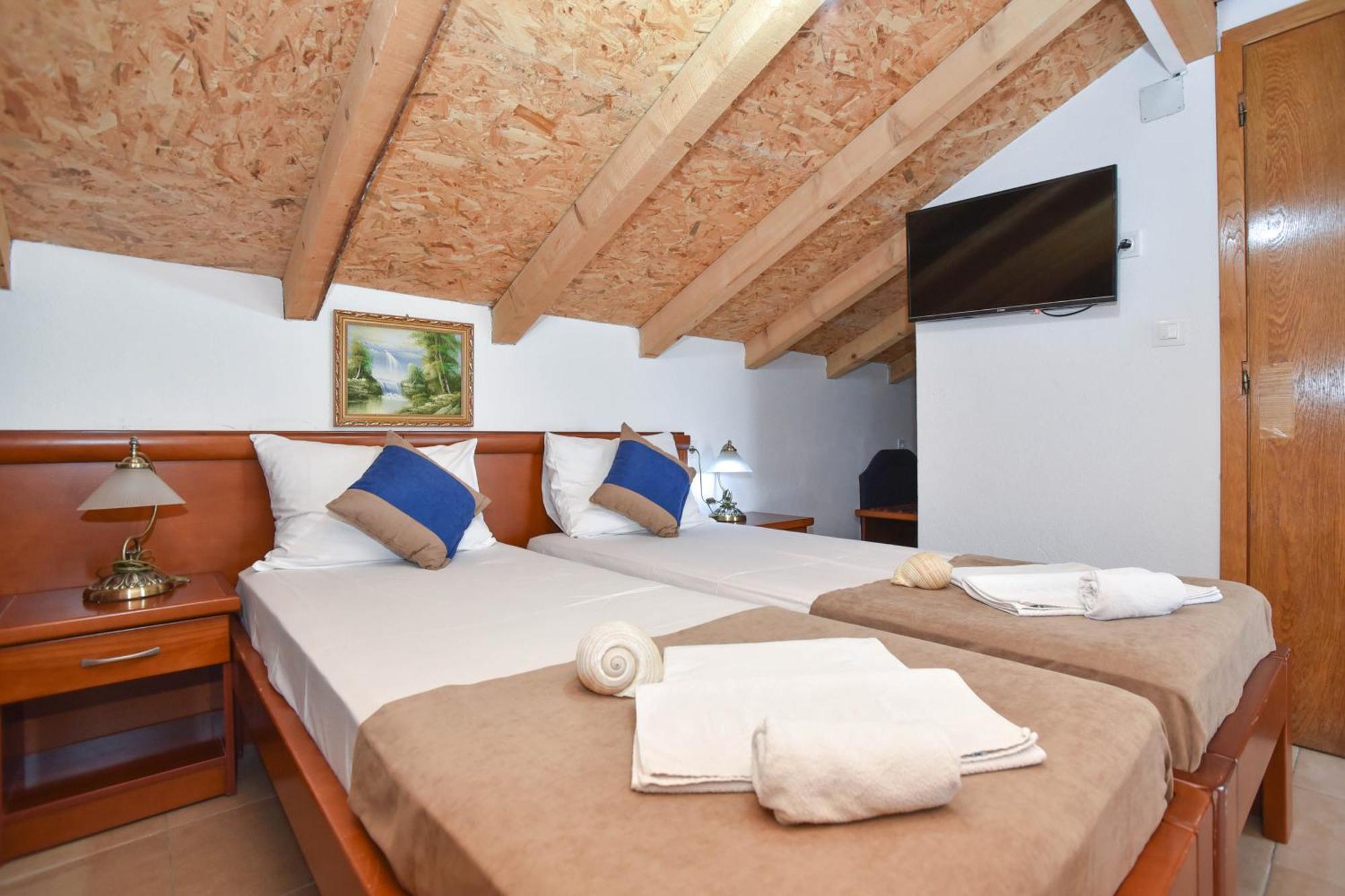 Pedja Zec Exclusive 3+ * Budva